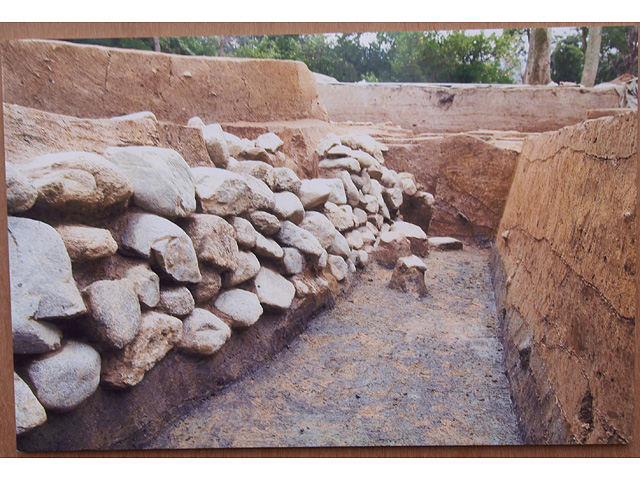 写真：石組み遺構のパネル写真